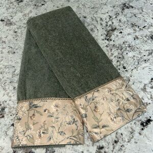 IMPERIAL BY 1888 MILLS Olive Green Floral Rope Embroidered Hand Towel X2